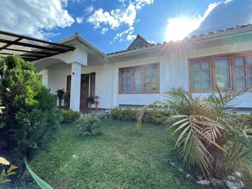 Casa con amplio terreno en venta en Loja