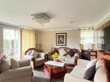 Bonito departamento en venta con 110m2C en los Multifamiliares El Jardín – Cuenca