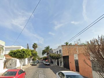 !! ADQUIERE!! AMPLIA CASA MUY CENTRICA EN LA COLONIA INSURGENTES, JALISCO!!