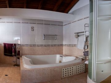 Vendo propiedad independiente en Monte Serrin