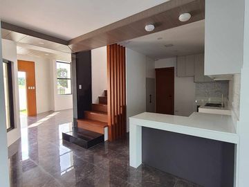 ️14.5M House with 2 car garage near Twin Lakes Tagaytay