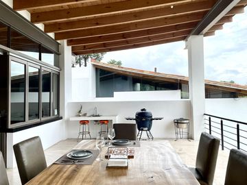 EXCEPCIONAL CASA EN VENTA EN AVANDARO, CON VISTA AL LAGO.