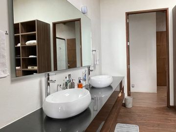 EXCEPCIONAL CASA EN VENTA EN AVANDARO, CON VISTA AL LAGO.
