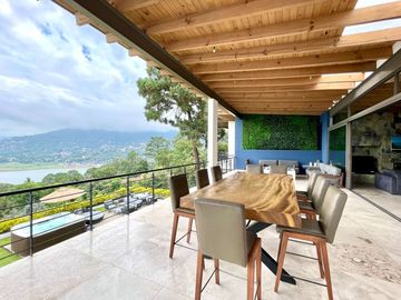 EXCEPCIONAL CASA EN VENTA EN AVANDARO, CON VISTA AL LAGO.