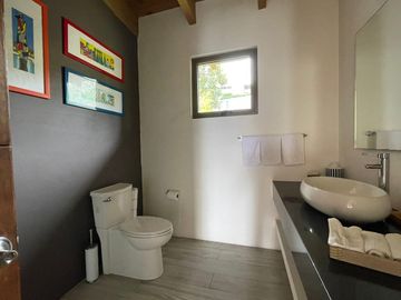 EXCEPCIONAL CASA EN VENTA EN AVANDARO, CON VISTA AL LAGO.