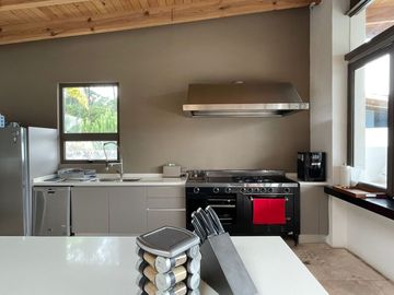 EXCEPCIONAL CASA EN VENTA EN AVANDARO, CON VISTA AL LAGO.