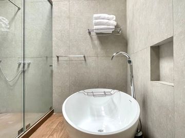 EXCEPCIONAL CASA EN VENTA EN AVANDARO, CON VISTA AL LAGO.