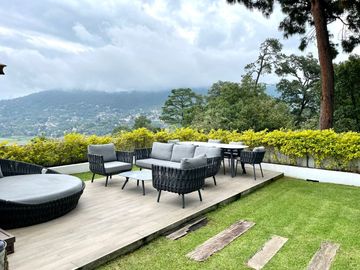 EXCEPCIONAL CASA EN VENTA EN AVANDARO, CON VISTA AL LAGO.