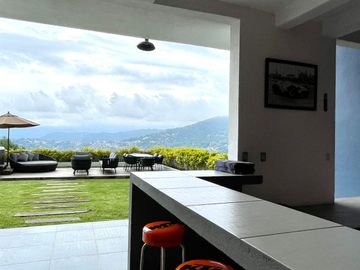 EXCEPCIONAL CASA EN VENTA EN AVANDARO, CON VISTA AL LAGO.