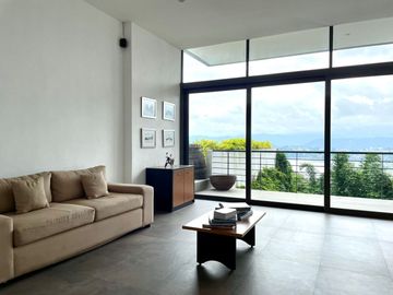 EXCEPCIONAL CASA EN VENTA EN AVANDARO, CON VISTA AL LAGO.
