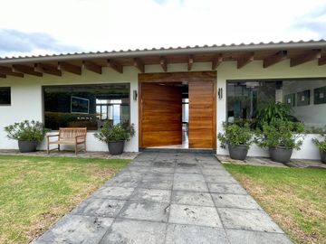 EXCEPCIONAL CASA EN VENTA EN AVANDARO, CON VISTA AL LAGO.