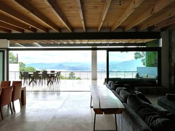 EXCEPCIONAL CASA EN VENTA EN AVANDARO, CON VISTA AL LAGO.