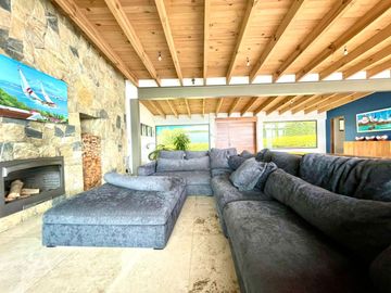EXCEPCIONAL CASA EN VENTA EN AVANDARO, CON VISTA AL LAGO.