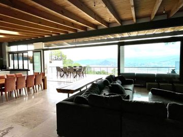 EXCEPCIONAL CASA EN VENTA EN AVANDARO, CON VISTA AL LAGO.