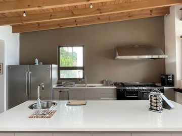 EXCEPCIONAL CASA EN VENTA EN AVANDARO, CON VISTA AL LAGO.
