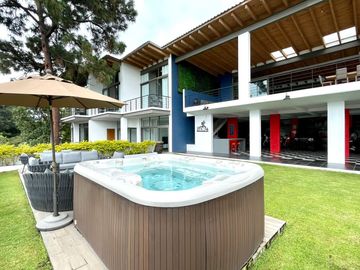 EXCEPCIONAL CASA EN VENTA EN AVANDARO, CON VISTA AL LAGO.