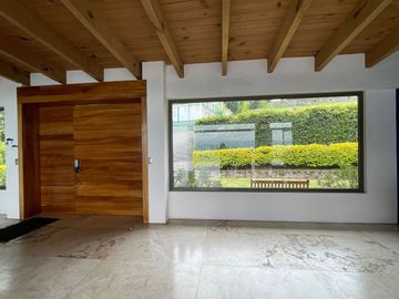 EXCEPCIONAL CASA EN VENTA EN AVANDARO, CON VISTA AL LAGO.