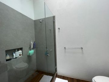 EXCEPCIONAL CASA EN VENTA EN AVANDARO, CON VISTA AL LAGO.
