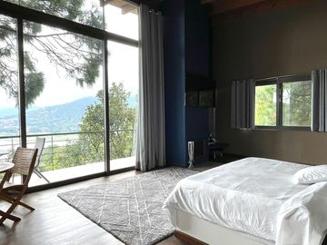 EXCEPCIONAL CASA EN VENTA EN AVANDARO, CON VISTA AL LAGO.