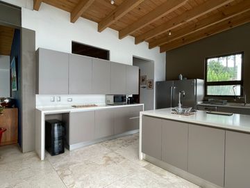 EXCEPCIONAL CASA EN VENTA EN AVANDARO, CON VISTA AL LAGO.