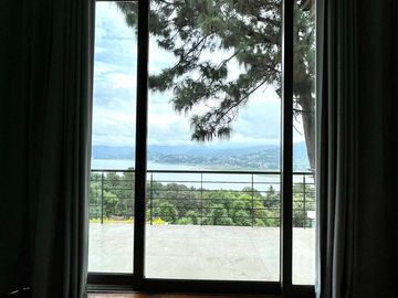 EXCEPCIONAL CASA EN VENTA EN AVANDARO, CON VISTA AL LAGO.