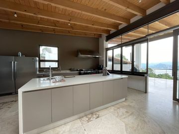 EXCEPCIONAL CASA EN VENTA EN AVANDARO, CON VISTA AL LAGO.
