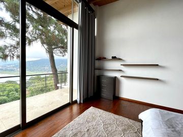 EXCEPCIONAL CASA EN VENTA EN AVANDARO, CON VISTA AL LAGO.