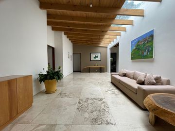 EXCEPCIONAL CASA EN VENTA EN AVANDARO, CON VISTA AL LAGO.