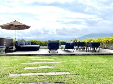 EXCEPCIONAL CASA EN VENTA EN AVANDARO, CON VISTA AL LAGO.