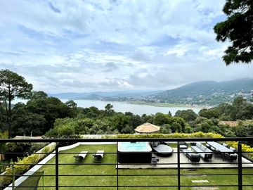 EXCEPCIONAL CASA EN VENTA EN AVANDARO, CON VISTA AL LAGO.