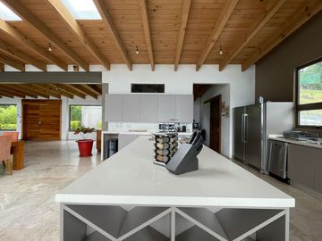 EXCEPCIONAL CASA EN VENTA EN AVANDARO, CON VISTA AL LAGO.