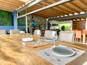 EXCEPCIONAL CASA EN VENTA EN AVANDARO, CON VISTA AL LAGO.