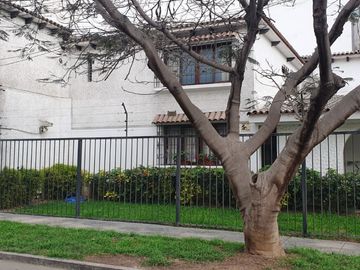 Surco Venta de Casa ubicada en Jr. Los Morochucos 180 Urb. Sta. Constanza Precio $850,000 AT 400M2.