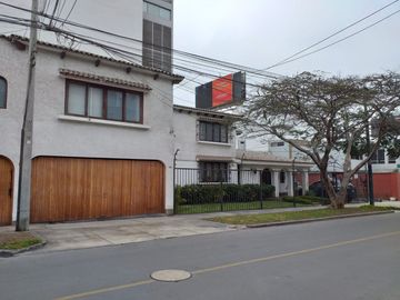 Surco Venta de Casa ubicada en Jr. Los Morochucos 180 Urb. Sta. Constanza Precio $850,000 AT 400M2.