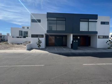 ESPECTACULAR CASA NUEVA EN RENTA EN ZEN LIFE II
