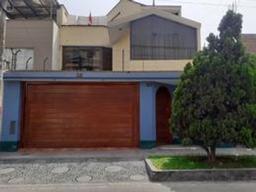 SE VENDE AMPLIA CASA EN MAYORAZGO 4TA ETAPA - ATE
