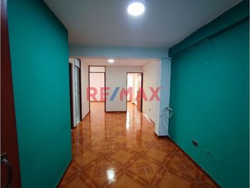 Amplio Edificio Multifamiliar Con Salón De Eventos Y Terraza Con Sala De Reuniones, Frente A Parque, En Los Olivos