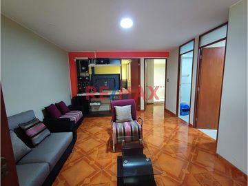 Amplio Edificio Multifamiliar Con Salón De Eventos Y Terraza Con Sala De Reuniones, Frente A Parque, En Los Olivos