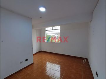 Amplio Edificio Multifamiliar Con Salón De Eventos Y Terraza Con Sala De Reuniones, Frente A Parque, En Los Olivos