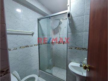 Amplio Edificio Multifamiliar Con Salón De Eventos Y Terraza Con Sala De Reuniones, Frente A Parque, En Los Olivos