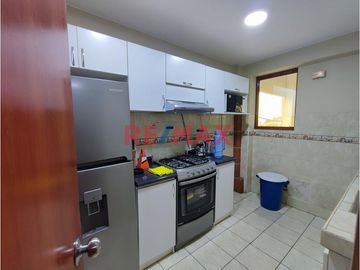 Amplio Edificio Multifamiliar Con Salón De Eventos Y Terraza Con Sala De Reuniones, Frente A Parque, En Los Olivos