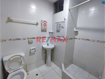 Amplio Edificio Multifamiliar Con Salón De Eventos Y Terraza Con Sala De Reuniones, Frente A Parque, En Los Olivos