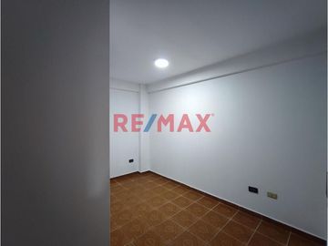 Amplio Edificio Multifamiliar Con Salón De Eventos Y Terraza Con Sala De Reuniones, Frente A Parque, En Los Olivos