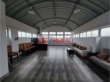 Amplio Edificio Multifamiliar Con Salón De Eventos Y Terraza Con Sala De Reuniones, Frente A Parque, En Los Olivos