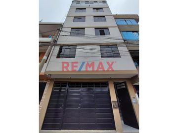 Amplio Edificio Multifamiliar Con Salón De Eventos Y Terraza Con Sala De Reuniones, Frente A Parque, En Los Olivos