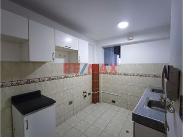 Amplio Edificio Multifamiliar Con Salón De Eventos Y Terraza Con Sala De Reuniones, Frente A Parque, En Los Olivos