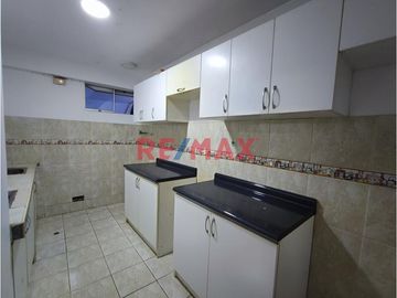 Amplio Edificio Multifamiliar Con Salón De Eventos Y Terraza Con Sala De Reuniones, Frente A Parque, En Los Olivos