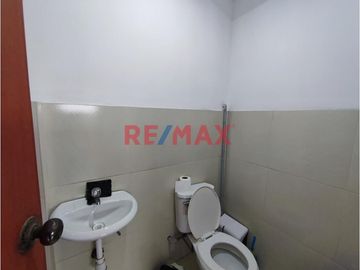 Amplio Edificio Multifamiliar Con Salón De Eventos Y Terraza Con Sala De Reuniones, Frente A Parque, En Los Olivos