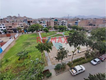 Amplio Edificio Multifamiliar Con Salón De Eventos Y Terraza Con Sala De Reuniones, Frente A Parque, En Los Olivos
