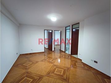 Amplio Edificio Multifamiliar Con Salón De Eventos Y Terraza Con Sala De Reuniones, Frente A Parque, En Los Olivos